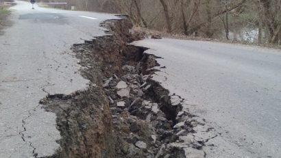 Drum surpat în vestul ţării din cauza infiltraţiilor. Circulaţia a fost închisă