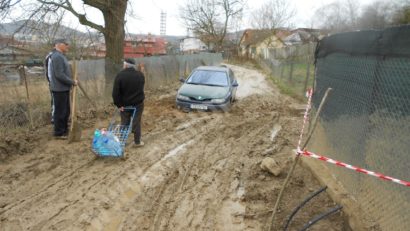 [FOTO] Reşiţa „înecată” în nămol. Primăria împarte amenzi pentru drumurile distruse