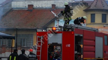 [FOTO] Incendiu în cea mai aglomerată zonă comercială a Lugojului