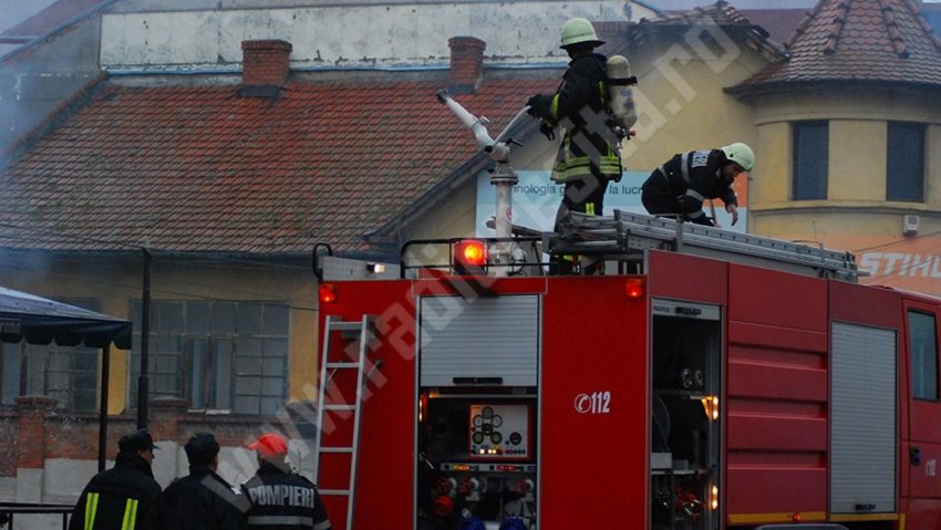 [FOTO] Incendiu în cea mai aglomerată zonă comercială a Lugojului