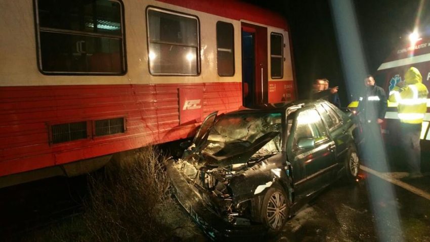 Maşină spulberată de tren în Timiş. Patru persoane au fost rănite