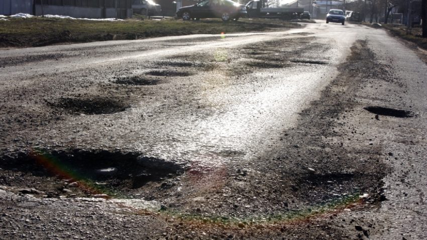 Drumurile cărăşene – blestem pentru locuitori, dezinteres pentru autorităţi