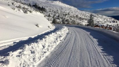 Drumuri deschise spre Semenic şi Muntele Mic. Nu plecaţi la drum fără anvelope de iarnă şi lanţuri