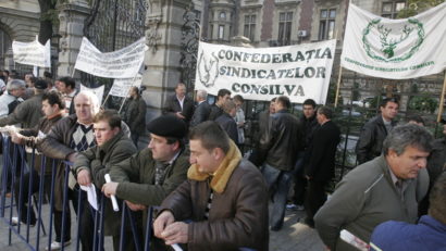 2.000 de silvicultori protestează la Bucureşti pentru a atrage atenţia asupra situaţiei pădurilor din România