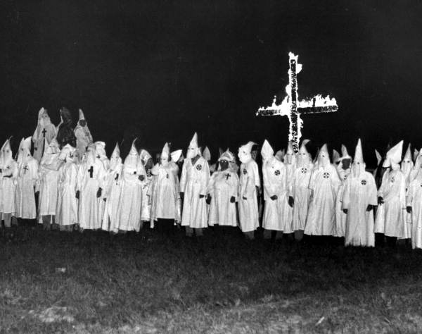 Violențe la o reuniune a Ku Klux Klan în California