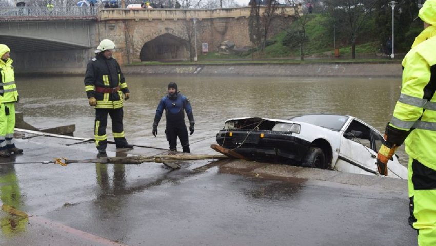 [FOTO] Accident rutier cu plonjare în Bega. Victima a fost salvată de scafandrii