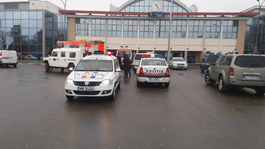 [FOTO] Alertă falsă la Constanţa. Bagajul abandonat într-un tren era plin cu haine