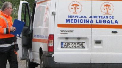 Grav accident de muncă. Capul unui muncitor a fost strivit între un stâlp şi o placă de beton de două tone!