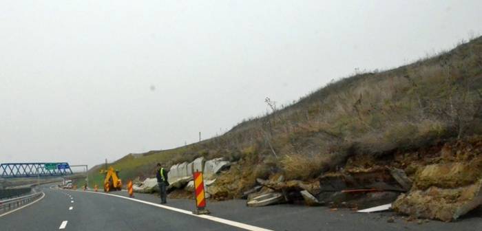 Mal de pământ, prăbuşit pe un tronson de autostradă din Timiş. Cum se circulă acum?