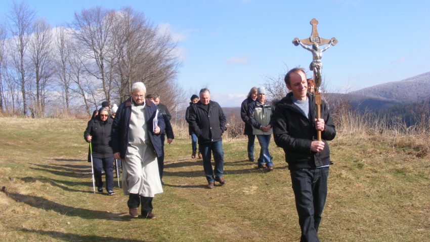 [FOTO] Calea Sfintei Cruci la Gărâna. Drumul vieţii reconstituit de credincioşii romano-catolici