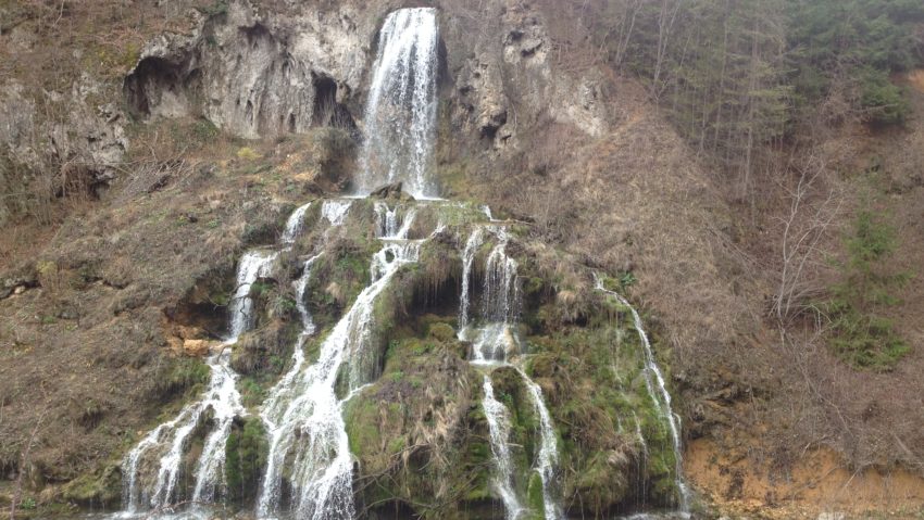 [FOTO-VIDEO] Minunile de lângă noi: Cheile Minişului – Cascadele Kirşa şi Bigăr, primăvara