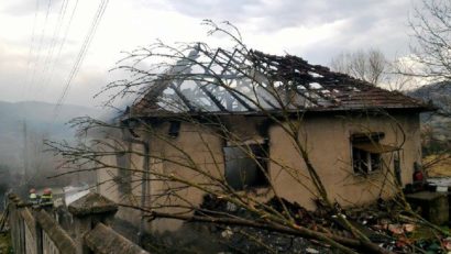 [FOTO] O femeie a murit carbonizată într-un incendiu izbucnit de la o lumânare