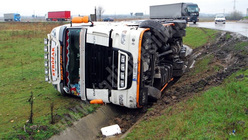 Un tir din Polonia s-a răsturnat pe centura Lugojului