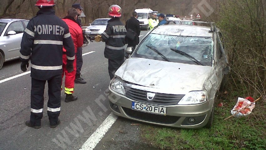 [FOTO] Un Logan s-a dat peste cap pe drumul care leagă Reşiţa de Bocşa