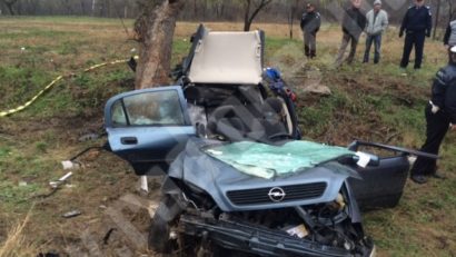 [FOTO] Accident teribil. O maşină cu cinci tineri a intrat într-un copac