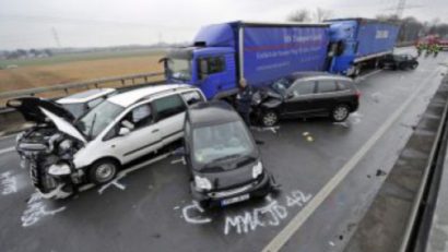 Accident în lanţ la ieşirea de pe Autostrada Vestului. Doi copii au fost răniţi