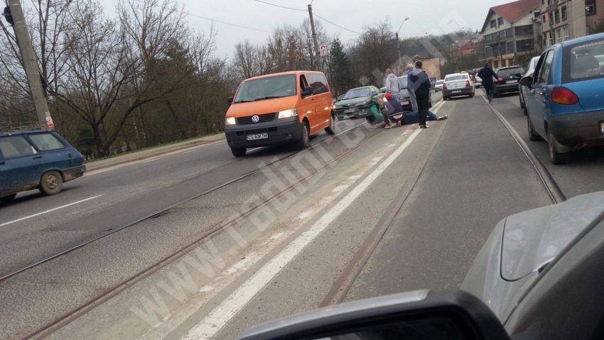 [FOTO] Grav accident de circulaţie în zona Triaj din Reşiţa. Un biciclist neatent a fost lovit de un autoturism