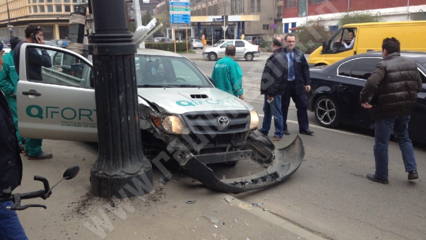 [FOTO] Accident în faţa Universalului Vechi. Un autoturism s-a proptit în semafor