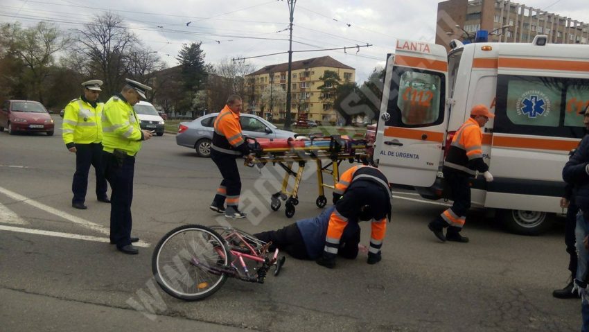 [VIDEO-FOTO] O clipă de neatenţie. Un bărbat a ajuns la spital după ce a fost spulberat de o maşină