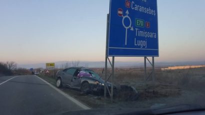 Şofer iute şi furios. S-a supărat pe indicatoarele rutiere