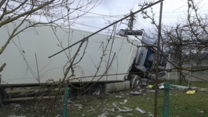 [FOTO] Un autotren scăpat de sub control a distrus o gospodărie