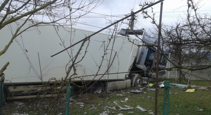 [FOTO] Un autotren scăpat de sub control a distrus o gospodărie