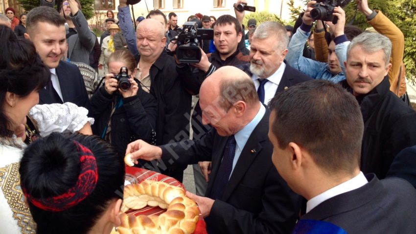 [FOTO] Traian Băsescu în vizită la Bocşa. Liderul Mişcării Populare a fost primit cu pâine şi sare