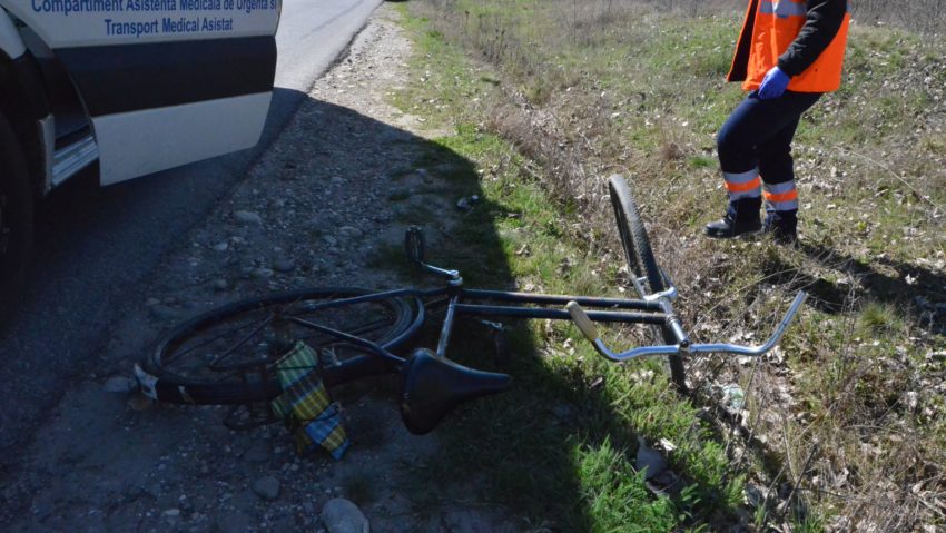 Un biciclist a fost băgat în spital de o maşină