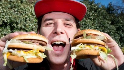 Un britanic şi-a schimbat numele în Dublu Cheeseburger cu Şuncă