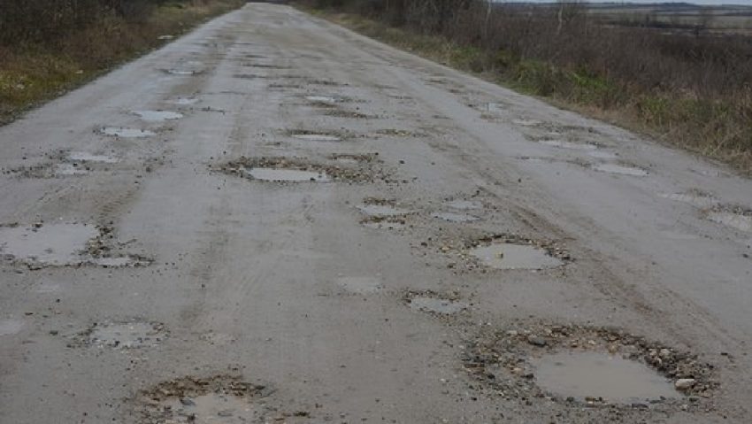 Drumurile din Caraş-Severin „pavate” doar cu…intenţii bune