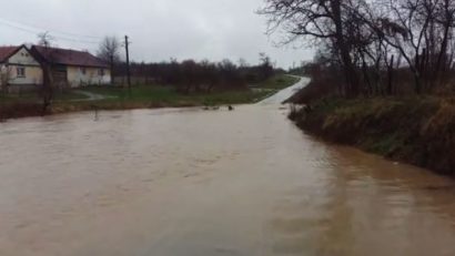 Inundaţii în Timiş. Apele ieşite din matcă ameninţă un sat întreg