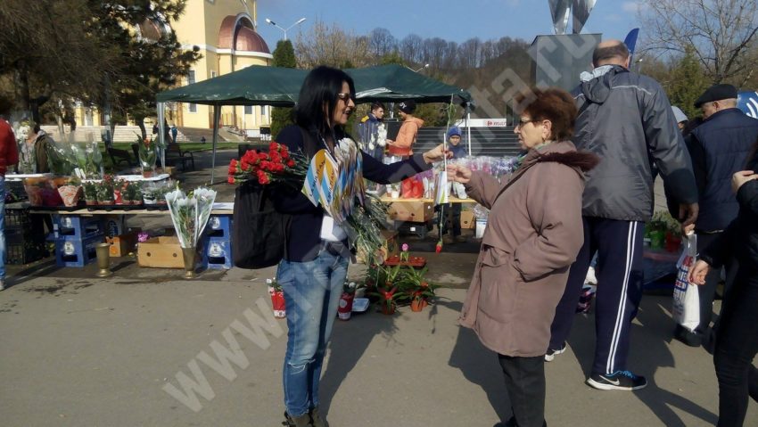 [FOTO] Flori pentru doamne şi domnişoare, de 8 Martie, din partea echipei Radio România Reşiţa