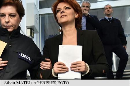 Primarul Craiovei, Lia Olguţa Vasilescu, a fost reţinut de procurorii Direcţiei Naţionale Anticorupţie.