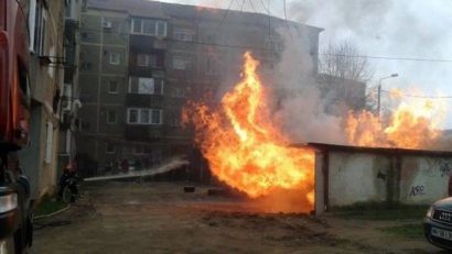 [FOTO] Incendiu într-un cartier din Timişoara. Flăcări uriaşe între blocuri