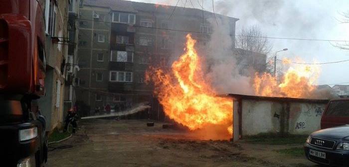 [FOTO] Incendiu într-un cartier din Timişoara. Flăcări uriaşe între blocuri