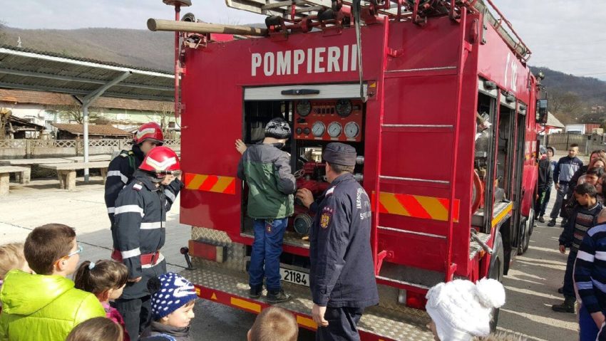 [FOTO] Toţi pompierii se implică în campania de educare şi instruire în domeniul situaţiilor de urgenţă