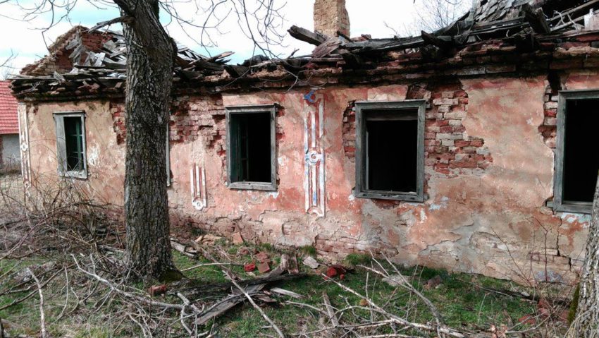 [FOTO] Lindenfeld – Satul fără niciun locuitor din Caraş-Severin. Casele, şcoala şi biserica au devenit ruine