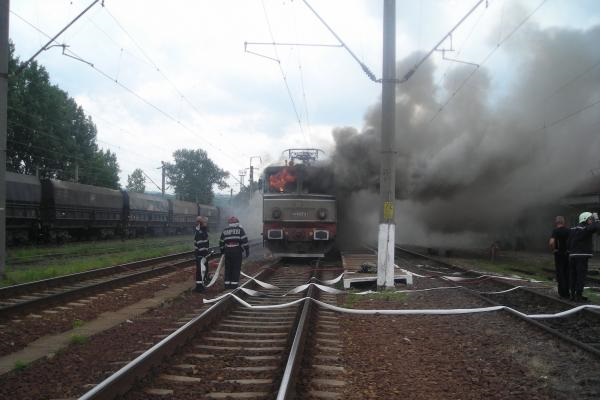 Locomotivă în flăcări în gara Severin