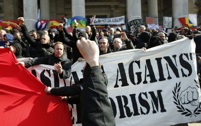 Confruntări violente la Bruxelles. Protestatarii au aruncat cu proiectile incendiare înspre poliţişti