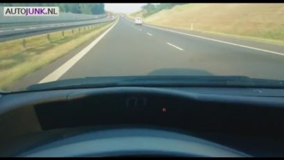 [VIDEO] Umilinţa maximă: sa fii depăşit cu 200 km/h de un Trabant!