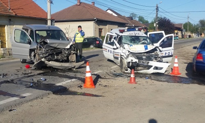 [UPDATE] Grav accident la Oţelu Roşu. Trei poliţişti au ajuns în stare gravă la spital