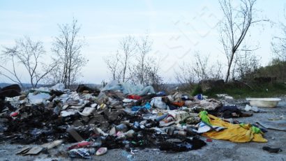 [FOTO] Haldină clandestină, sub ochii autorităţilor, pe raza municipiului Reşiţa