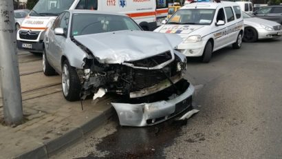 A riscat şi a păţit-o: Şoferul unui bolid de lux a provocat un accident pe liniile de tramvai şi a fost grav rănit