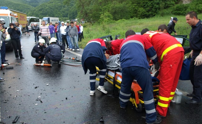 [VIDEO] Accident pe DN 7, între Deva şi Arad. Patru persoane şi-au văzut moartea cu ochii