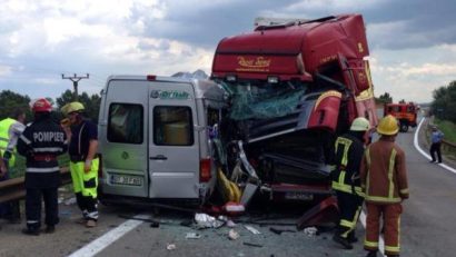 Opt persoane rănite într-un accident pe A1, după ce un microbuz s-a răsturnat