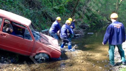 [FOTO-VIDEO] Ziua de 13 a fost cu ghinion. Mai multe locuinţe au fost inundate şi o maşină a plonjat în apă