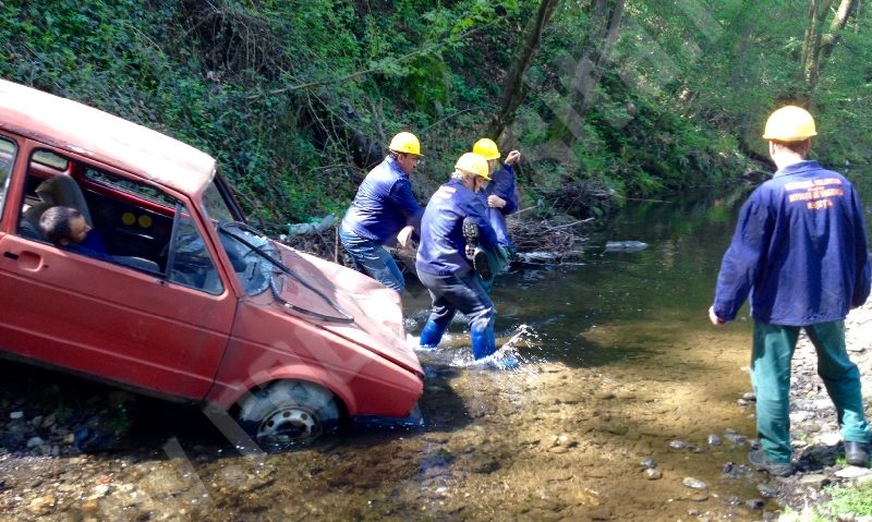 [FOTO-VIDEO] Ziua de 13 a fost cu ghinion. Mai multe locuinţe au fost inundate şi o maşină a plonjat în apă