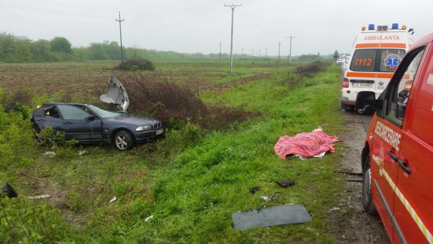 Accident mortal în Caraș-Severin. Un tânăr de 15 ani a ajuns cu mașina într-o râpă