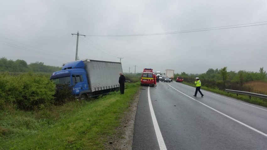 [FOTO] BMW spulberat de un camion. Un mort şi două persoane rănite grav pe drumul dintre Lugoj şi Caranşebeş