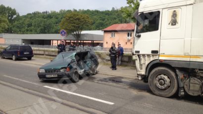 [FOTO] Accident grav la Reşiţa. O maşină a intrat sub un TIR. Pericol de explozie